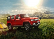 开云体育入口-轰鸣隧道与三分宇宙，当赛车划破街道，库里击穿维度