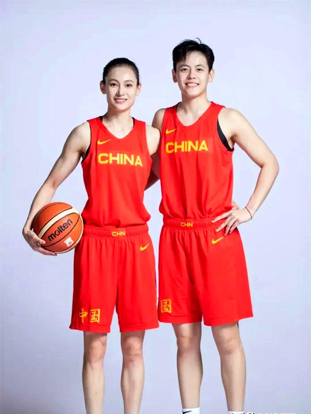 球员们拼尽全力，展现出色的球技和团队合作