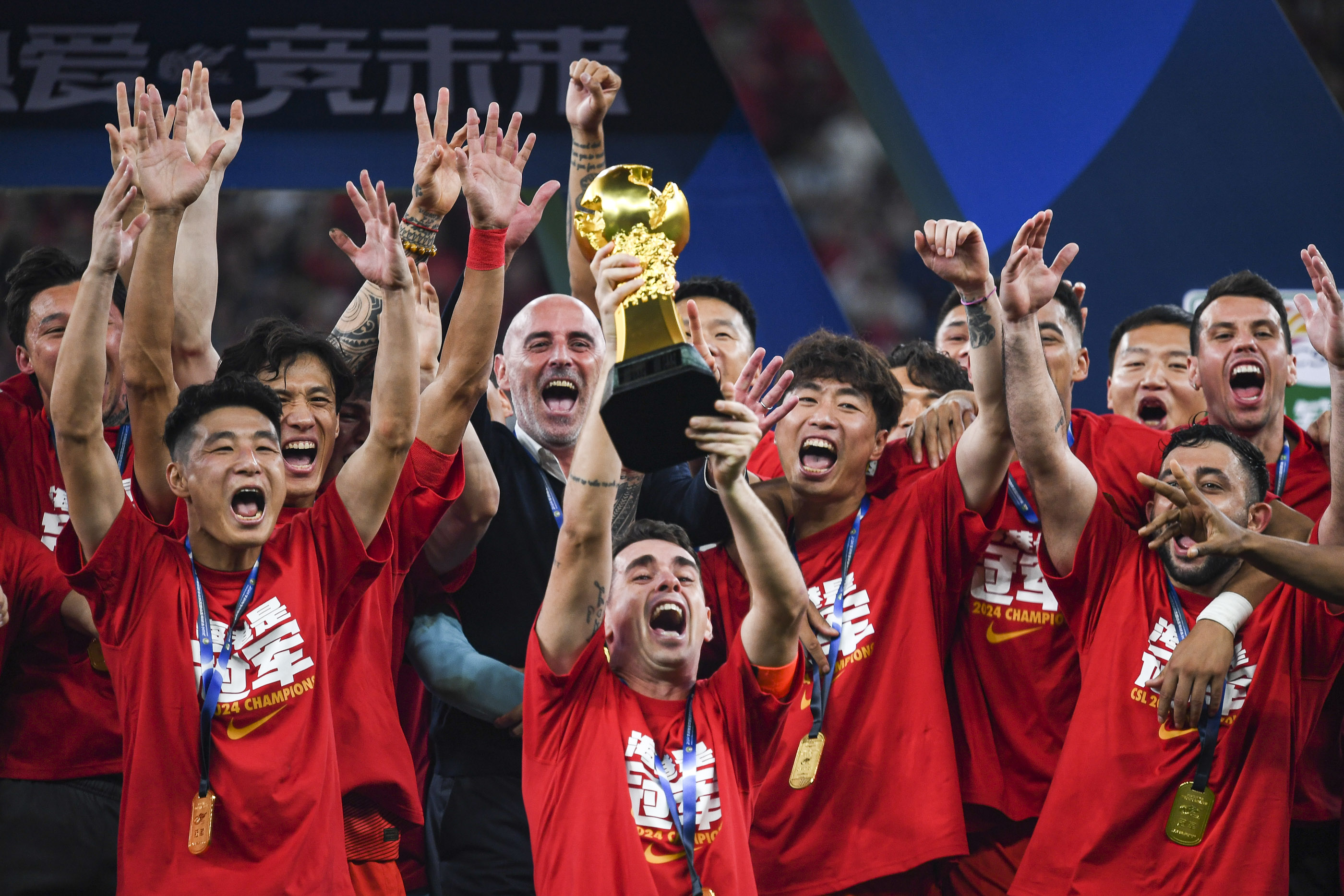 上海上港冲刺冠军，每场比赛都火爆！的简单介绍