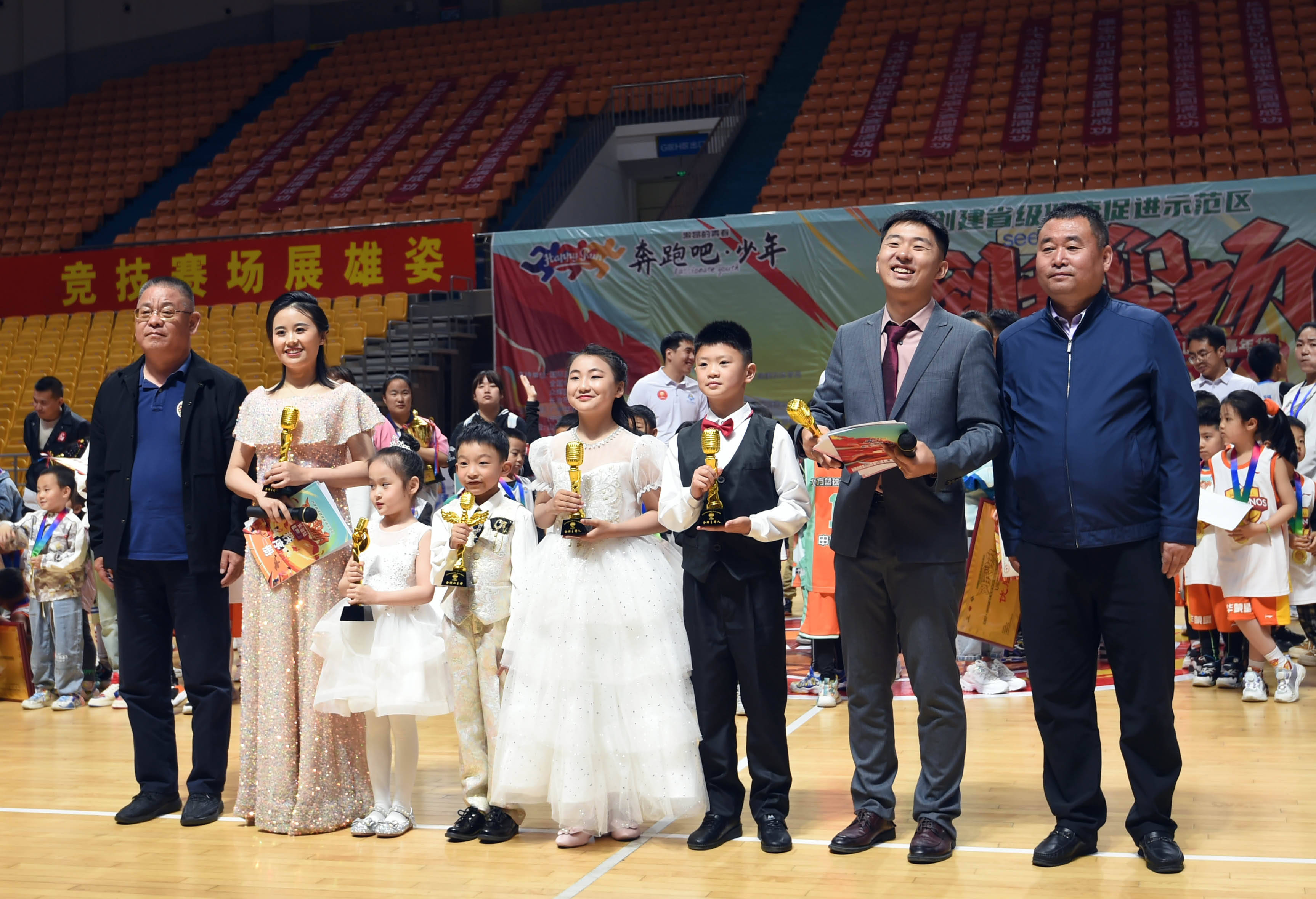 选手身手矫健，施展绝技力争前进的简单介绍