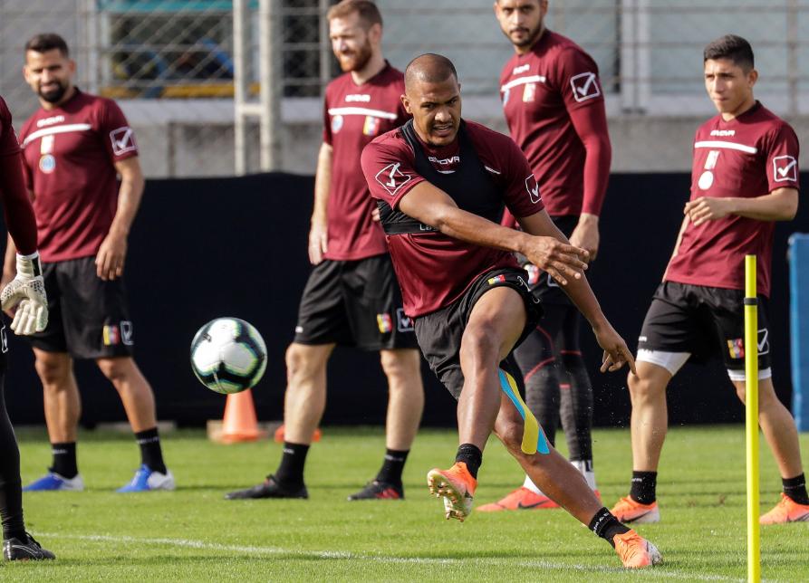 包含乌拉圭击败委内瑞拉，小组出线形势看好的词条