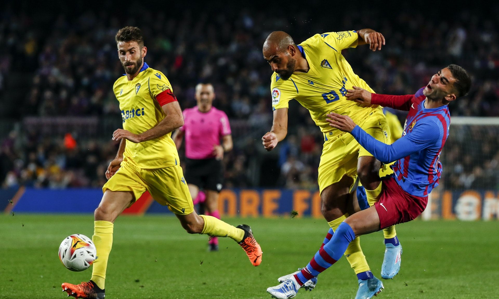 包含汉堡取得两连败，保级形势岌岌可危的词条