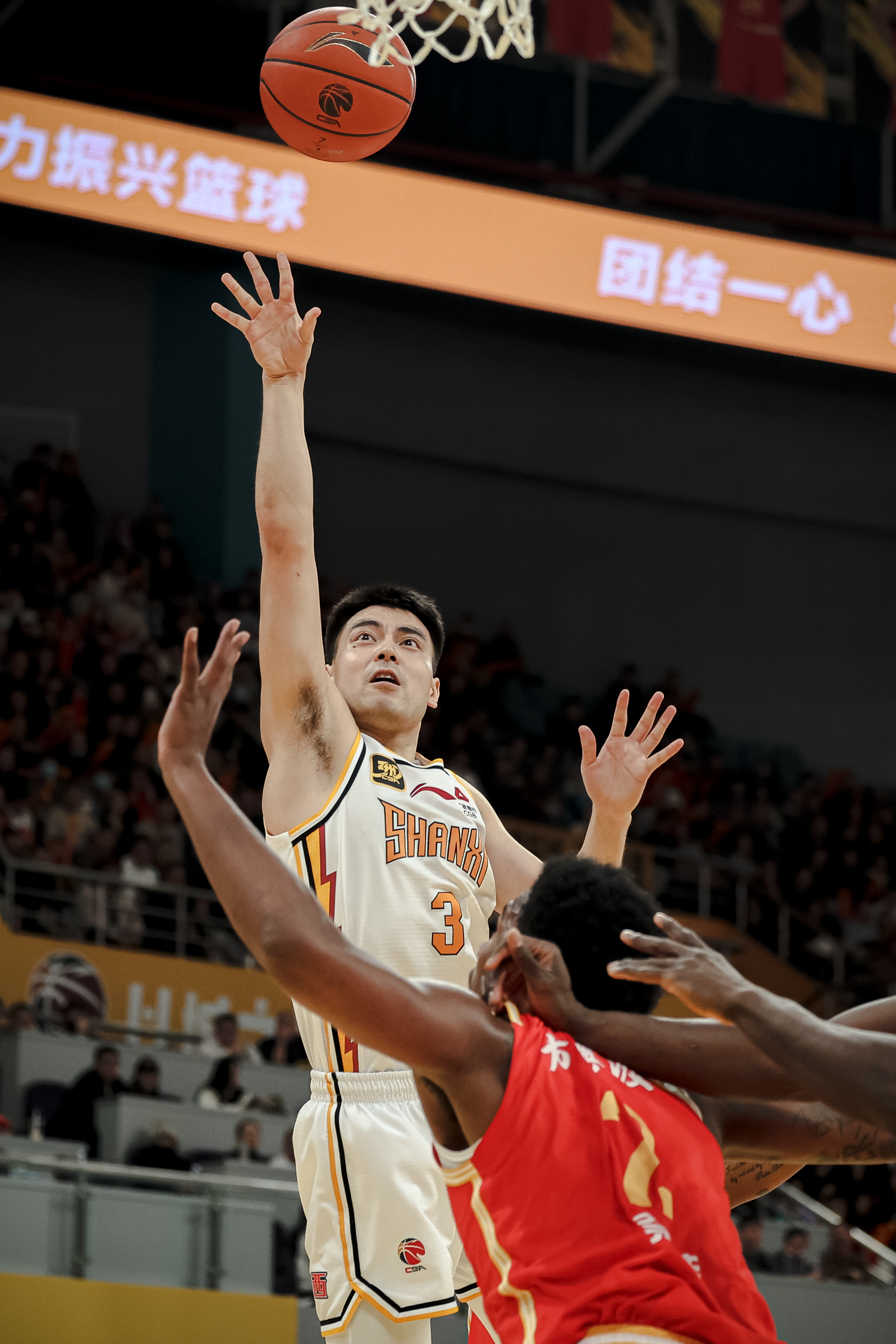 神秘嘉宾现场助阵CBA比赛