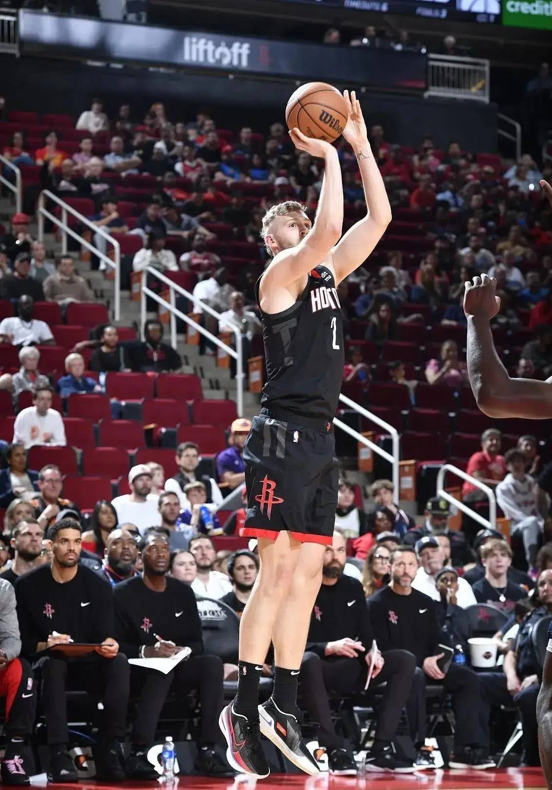 灰熊中锋发挥稳定,球队备战信心满满 灰熊中锋发挥稳定,球队备战信心满满