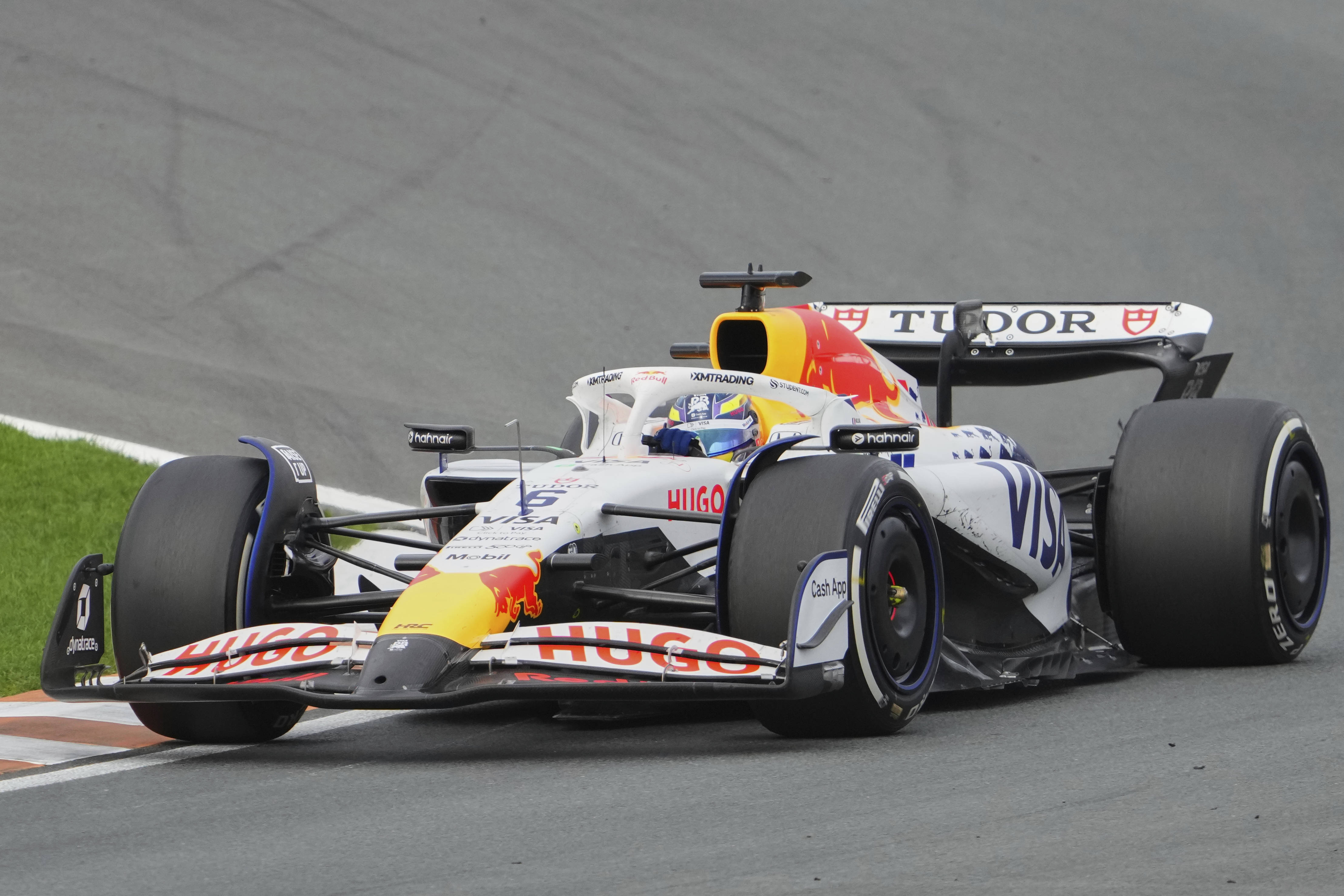 红牛车队险胜红牛二队，塞恩斯扛起全队