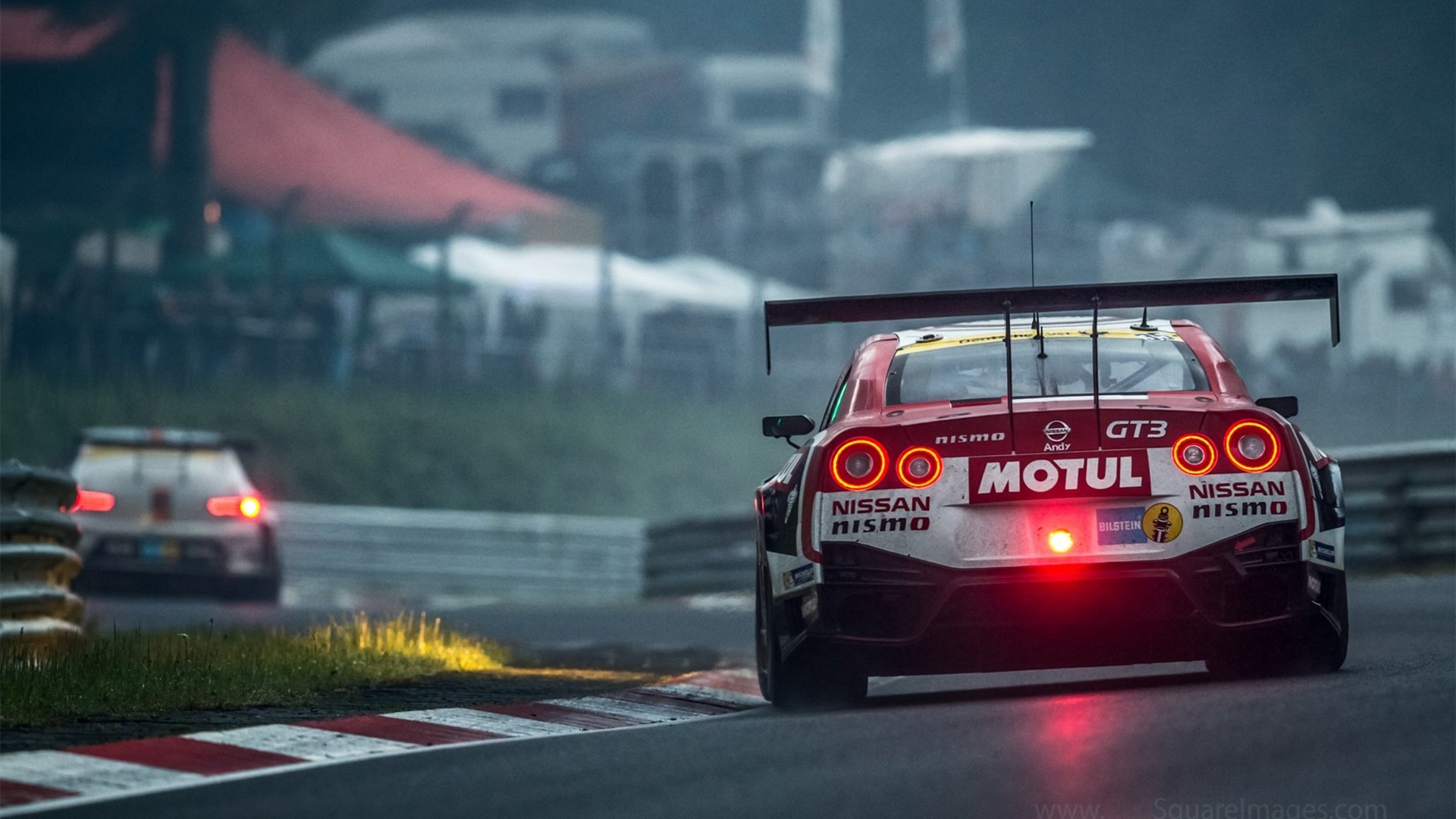 霓虹下的指针，当喧嚣凝为寂静，他踏碎德比之夜的喧嚣